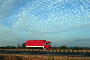 US truckers open to reserved parking but not paying for it, survey finds